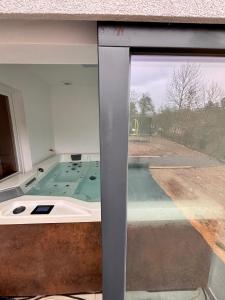 Bazén v ubytovaní Wellness House Prague Pohádkový Ráj alebo v jeho blízkosti