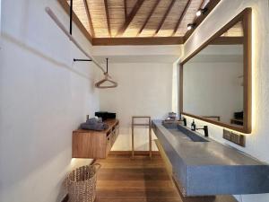 チャングーにあるBoBos Villa Echoのバスルーム(大きな鏡、シンク付)