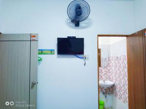 TV a/nebo společenská místnost v ubytování Runa Runa village the best samed island