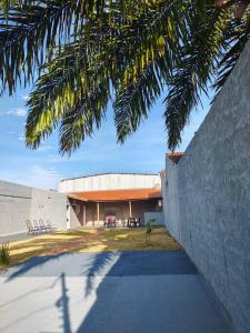 大坎普moradadigiorgio edicula com piscina的墙上有棕榈树的建筑