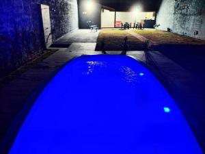 大坎普moradadigiorgio edicula com piscina的深色房间里一片蓝色的海水