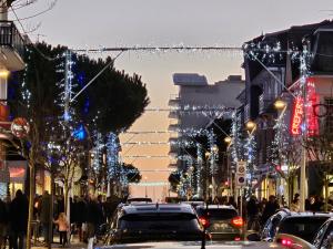 een drukke stadsstraat met kerstverlichting en auto's bij Le Capitole - Studio Plage Benoit - Escapade Hivernale in La Baule
