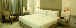 Rúm í herbergi á Keys Lite by Lemon Tree Hotels, Mayfield, Gurgaon