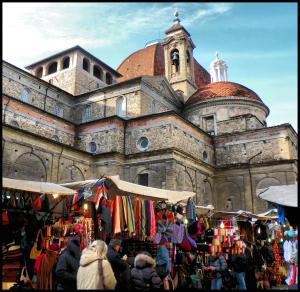 um grande edifício com um mercado em frente em The Smallest Hostel of Florence em Florença
