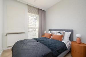 Postel nebo postele na pokoji v ubytování Nowoczesne Apartamenty z Parkingiem & Balkonem by Noclegi Renters + 96 fotografií