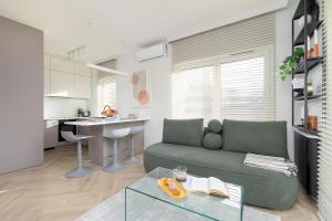 Posezení v ubytování Nowoczesne Apartamenty z Parkingiem & Balkonem by Noclegi Renters