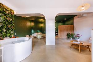 Koupelna v ubytování ÉROS - Loft entier avec Balnéo & Rétroprojecteur + 21 fotografií