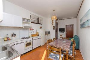 Kuchyň nebo kuchyňský kout v ubytování Apartment and Rooms Radojka
