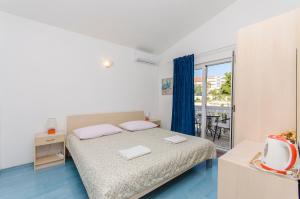 Postel nebo postele na pokoji v ubytování Apartment and Rooms Radojka