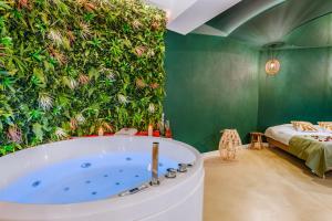 Postel nebo postele na pokoji v ubytování ÉROS - Loft entier avec Balnéo & Rétroprojecteur