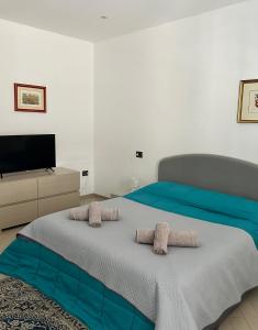 une chambre avec un grand lit avec deux oreillers dessus dans l'établissement Refrésh House, à Brindisi