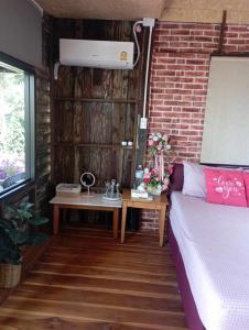 Postel nebo postele na pokoji v ubytování บ้าน มองดูเธอ