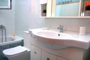 Ένα μπάνιο στο Villa Sunrise apartment +23 φωτογραφίες