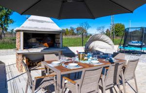 - une table et des chaises avec un barbecue extérieur dans l'établissement 4 Bedroom Stunning Home In Nedescina, à Nedeščina