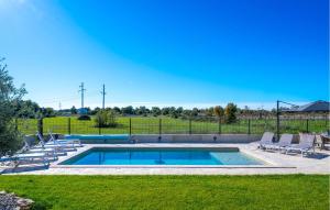 une piscine avec des chaises longues et un bassin dans l'établissement 4 Bedroom Stunning Home In Nedescina, à Nedeščina