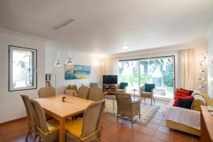 TV a/nebo společenská místnost v ubytování Casa do Ribeiro Salgado II by An Island Apart