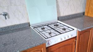 einen Herd mit Backofen in einer Küche neben einer Theke in der Unterkunft Departamento de dos plantas en zona centro San José, Entre Ríos in San José