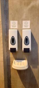 Zwei Lautsprecher sind an einer Wand neben einem Waschbecken angebracht. in der Unterkunft Duon Baler - Seconds from Sabang beach, your peaceful escape in Baler