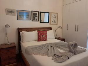 Postel nebo postele na pokoji v ubytování Modern Home In Historic Neighborhood