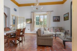 un soggiorno con un divano e un tavolo di Casa rural Hacienda San Felipe a Gerena