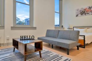 Una sala de estar con un sofá y una mesa de café. en Bright and Modern Studio in Louisville # 306, en Louisville 56 fotos más