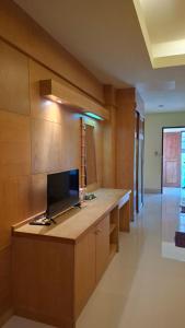 eine Küche mit einem Schreibtisch und einem Computer darauf in der Unterkunft Lanta Summer House 1 in Ko Lanta