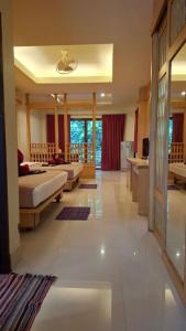 Großes Zimmer mit 2 Betten und einer Küche in der Unterkunft Lanta Summer House 1 in Ko Lanta