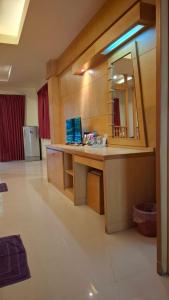 ein Badezimmer mit einer Theke mit einem Spiegel und einem Waschbecken in der Unterkunft Lanta Summer House 1 in Ko Lanta