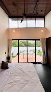 Ένα ή περισσότερα κρεβάτια σε δωμάτιο στο Villa Vitrum Alibag