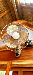 einem Ventilator auf einem Holzregal in der Unterkunft Duon Baler - Seconds from Sabang beach, your peaceful escape in Baler