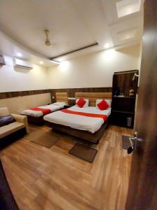Hotel Raghunath客房内的一张或多张床位