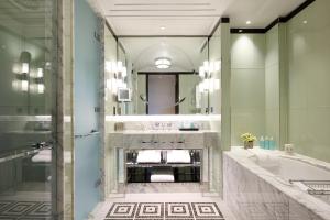 a bathroom with a tub and a large mirror at The Beaumont Mayfair in London +56 photos