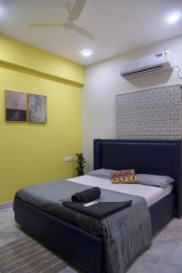 ハイデラバードにあるAavasam - 3BHK- Gachibowliのベッドルーム1室(ファン付)