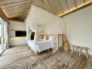 チャングーにあるBoBos Villa Echoのベッドルーム1室(天蓋付きベッド1台付) +37枚の写真