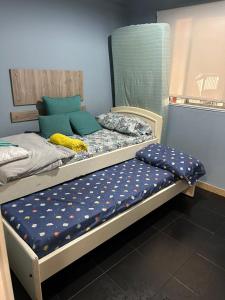 a bedroom with two twin beds with blue at "Edificio Don Luis" en Bajada Vieja in Posadas