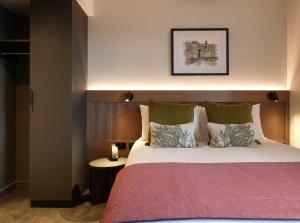 The Resident Edinburgh客房内的一张或多张床位