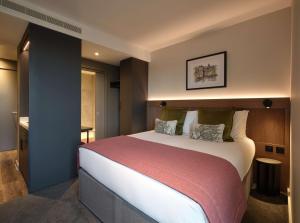 The Resident Edinburgh客房内的一张或多张床位