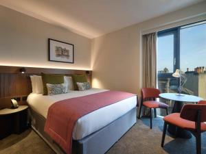 The Resident Edinburgh客房内的一张或多张床位