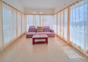 Posezení v ubytování Cucuu Nest Villa Coonoor by VOYE HOMES