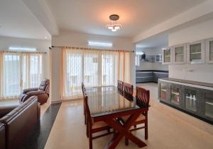Kuchyň nebo kuchyňský kout v ubytování Cucuu Nest Villa Coonoor by VOYE HOMES