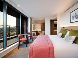 The Resident Edinburgh客房内的一张或多张床位