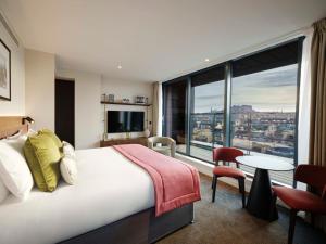 The Resident Edinburgh客房内的一张或多张床位
