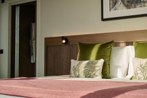 The Resident Edinburgh客房内的一张或多张床位