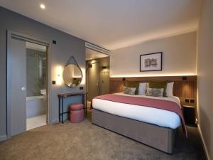 The Resident Edinburgh客房内的一张或多张床位