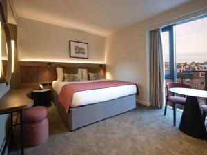 The Resident Edinburgh客房内的一张或多张床位