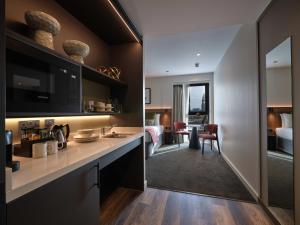 The Resident Edinburgh的厨房或小厨房