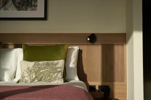The Resident Edinburgh客房内的一张或多张床位