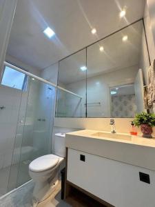 Koupelna v ubytování APARTAMENTO 3 SUITES MEIA PRAIA - ITAPEMA - 90 Metros DO MAR + 25 fotografií