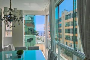 Balkón nebo terasa v ubytování APARTAMENTO 3 SUITES MEIA PRAIA - ITAPEMA - 90 Metros DO MAR