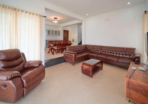 Posezení v ubytování Cucuu Nest Villa Coonoor by VOYE HOMES